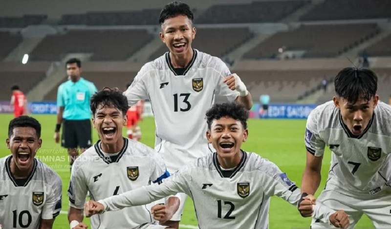 RAIH KEMENANGAN: Penggawa timnas U-17 Indonesia berselebrasi merayakan kemenangan 2-0 atas Afganistan U-17 pada laga terakhir Grup C Piala Asia U-17 2025 di Stadion Prince Abdullah Al Faisal.