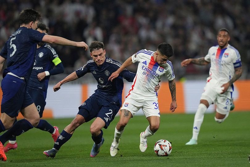 BERAKHIR IMBANG: Duel antarpemain di laga Lyon vs Manchester United, Liga Europa 2024/2025.