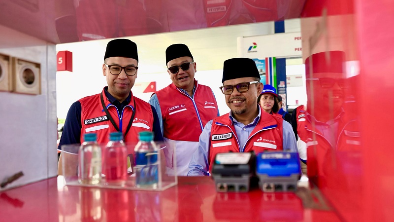 PERIKSA: Tim Pertamina Patra Niaga mengecek kualitas produk pada beberapa SPBU di Samarinda, beberapa waktu lalu.