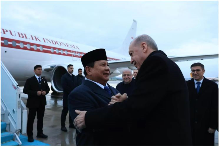 LAWATAN: Presiden Republik Indonesia, Prabowo Subianto saat tiba di Bandar Udara Internasional Esenboğa, Ankara.