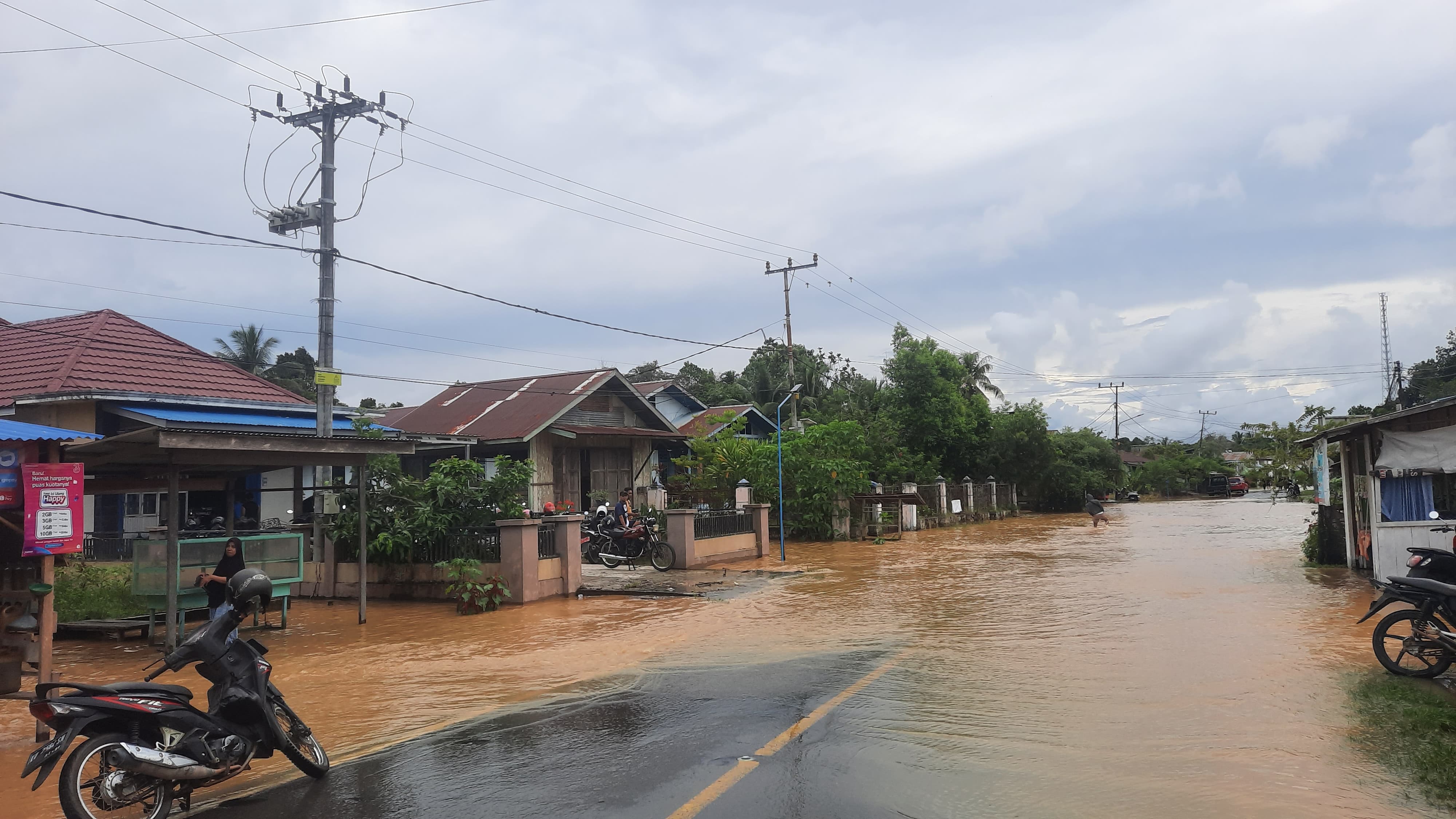 BELUM SURUT: Kondisi banjir di daerah Respen Tubu. FOTO: DIPA/RADAR TARAKAN