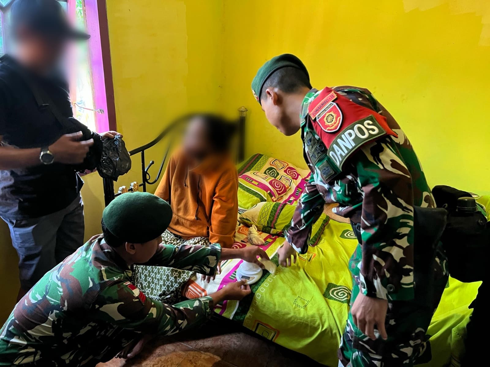 AMANKAN PELAKU: Satgas Pamtas Yonarmed 11/GG bersama tim gabungan, saat menangkap seseorang wanita di Sebatik yang memiliki sabu. FOTO: DOK SATGAS PAMTAS