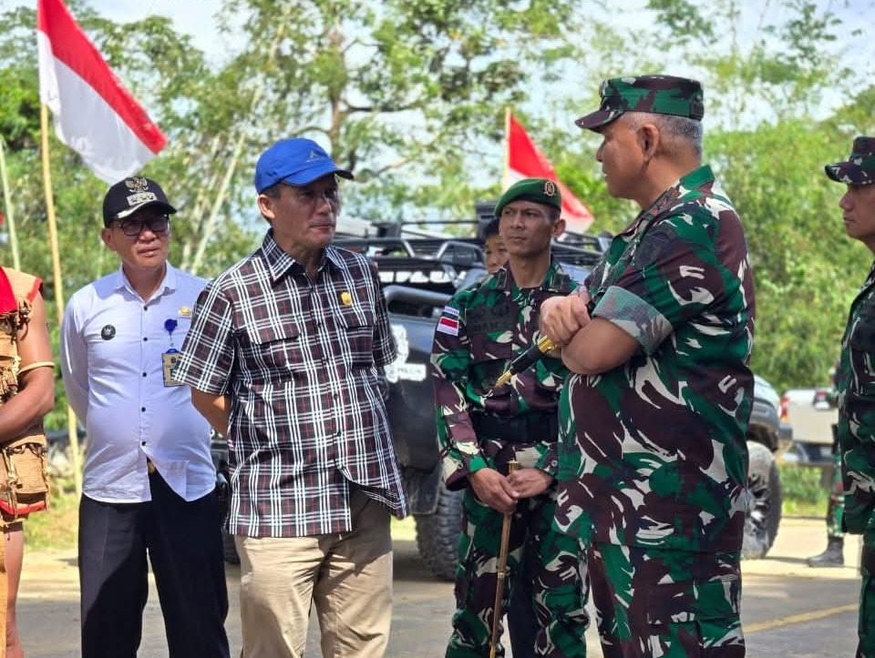 KUNJUNGI KRAYAN: Pangdam Mulawarman, Mayjen Rudy Rahmat Nugraha mengunjungi langsung Krayan, didampingi Anggota DPRD Nunukan Dapil Krayan, Gat Khaled dan pejabat TNI lainnya. FOTO: DOK PROKOMPIM
