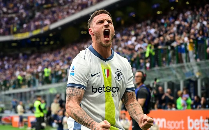 SELEBRASI: Penyerang Inter Milan Marko Arnautovic merayakan keberhasilannya mencetak gol pada pertandingan Liga Italia menghadapi Cagliari di Stadion Giuseppe Meazza, Milan
