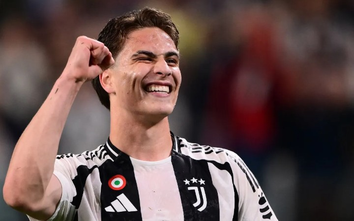 RAIH KEMENANGAN: Gelandang Juventus Kenan Yildiz merayakan keberhasilannya mencetak gol pada pertandingan Liga Italia kontra Lecce di Stadion Allianz, Turin