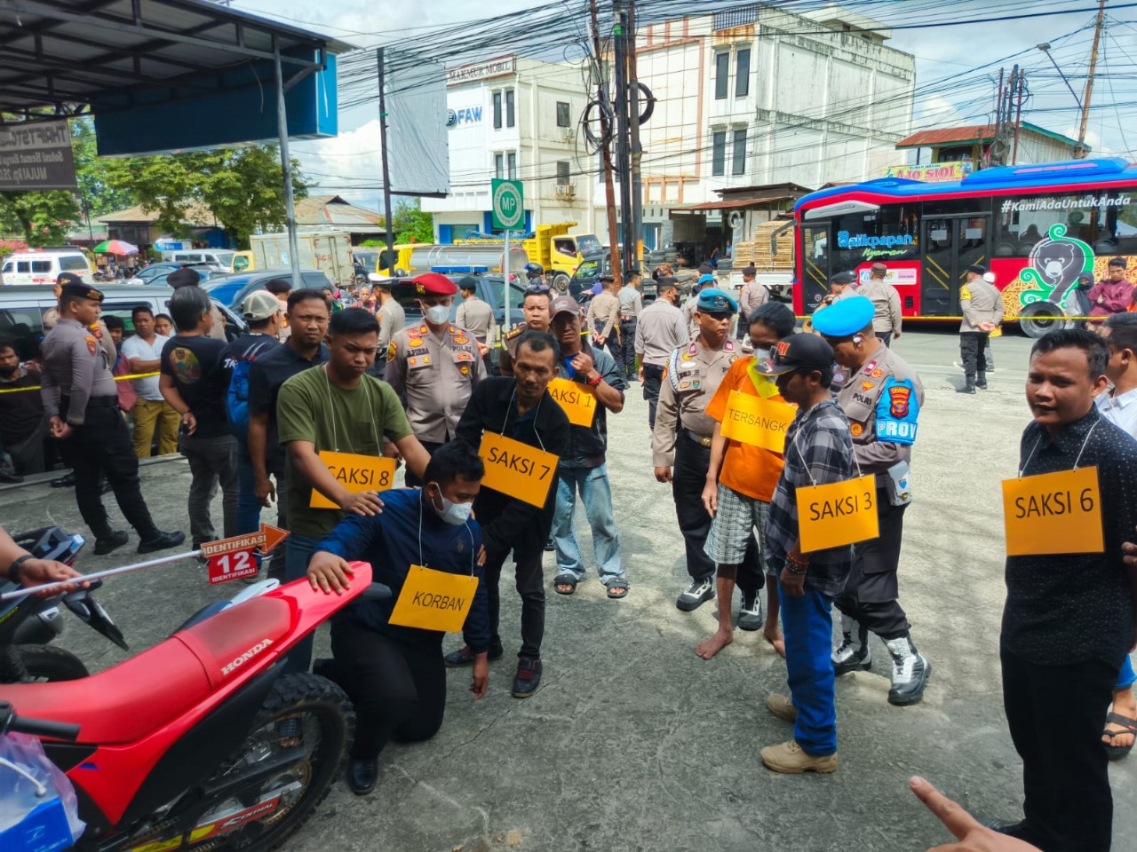 REKA ADEGAN: Penyidik Unit Reskrim Polsek Balikpapan Utara menggelar reka ulang kasus penganiayaan yang menewaskan korban di tempat karaoke.