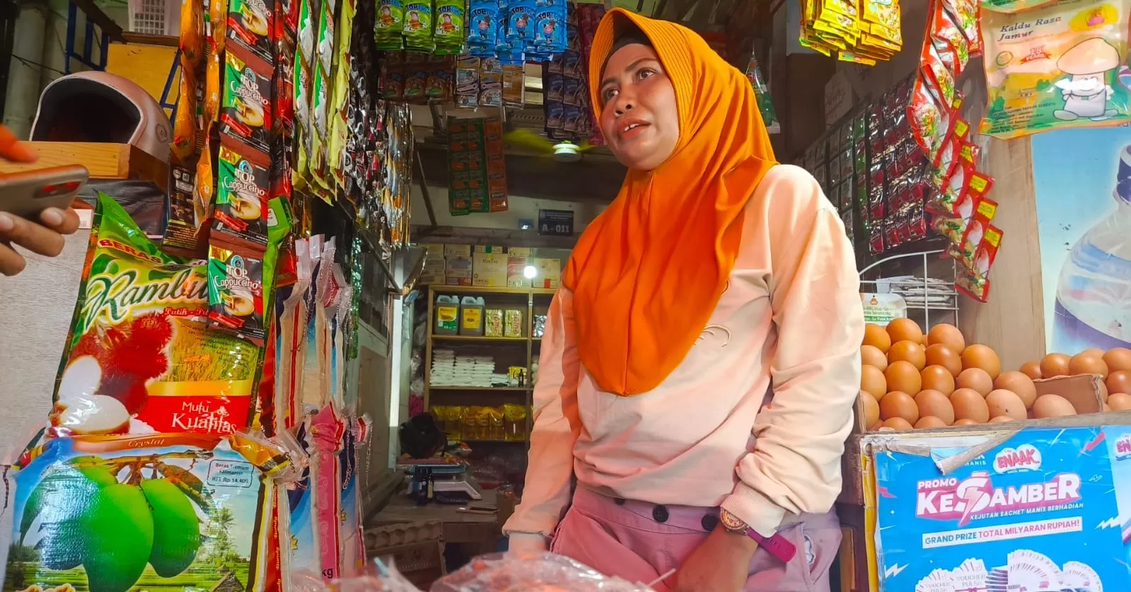 STOK AMAN: Ilustrasi pedagang di pasar tradisional Balikpapan. Harga kebutuhan pokok pasca-Lebaran cenderung stabil. Cabai dan daging yang sempat meroket berangsur turun.