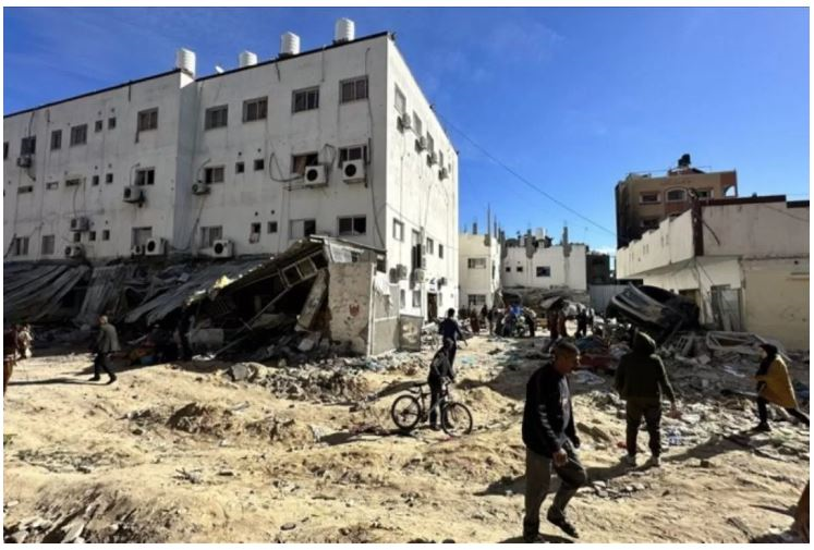 MEMPRIHATINKAN: Ilustrasi kawasan yang hancur terlihat di dekat Rumah Sakit Kamal Adwan setelah serangan Israel di Beit Lahia, Gaza.
