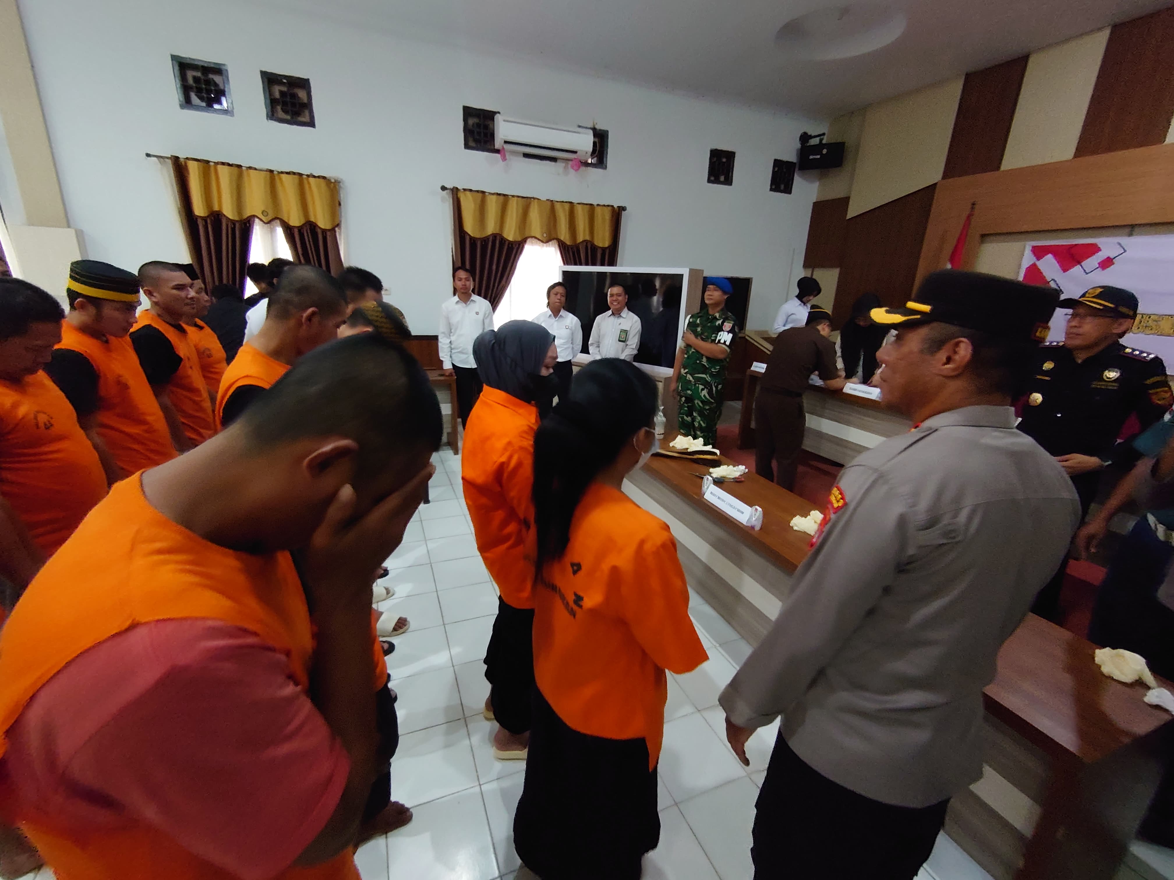 HADIRKAN TERSANGKA: Seluruh tersangka dalam pengungkapan kasus sabu selama sebulan, dihadirkan dalam konferensi pers di Polres Nunukan. FOTO: RIKO ADITYA/RADAR TARAKAN