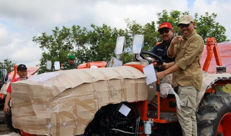 ISTIMEWA PRO PETANI: Edi Damansyah, menyerahkan bantuan 12 buah traktor alat mesin pertanian (alsintan).