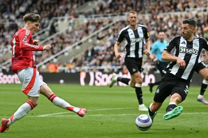 Liga Inggris  KALAH TELAK: Pemain Manchester United Alejandro Garnacho (kiri) menendang bola pada laga lanjutan Liga Inggris 2024-2025 kontra Newcastle United di Stadion St James Park, Newcastle, Ming