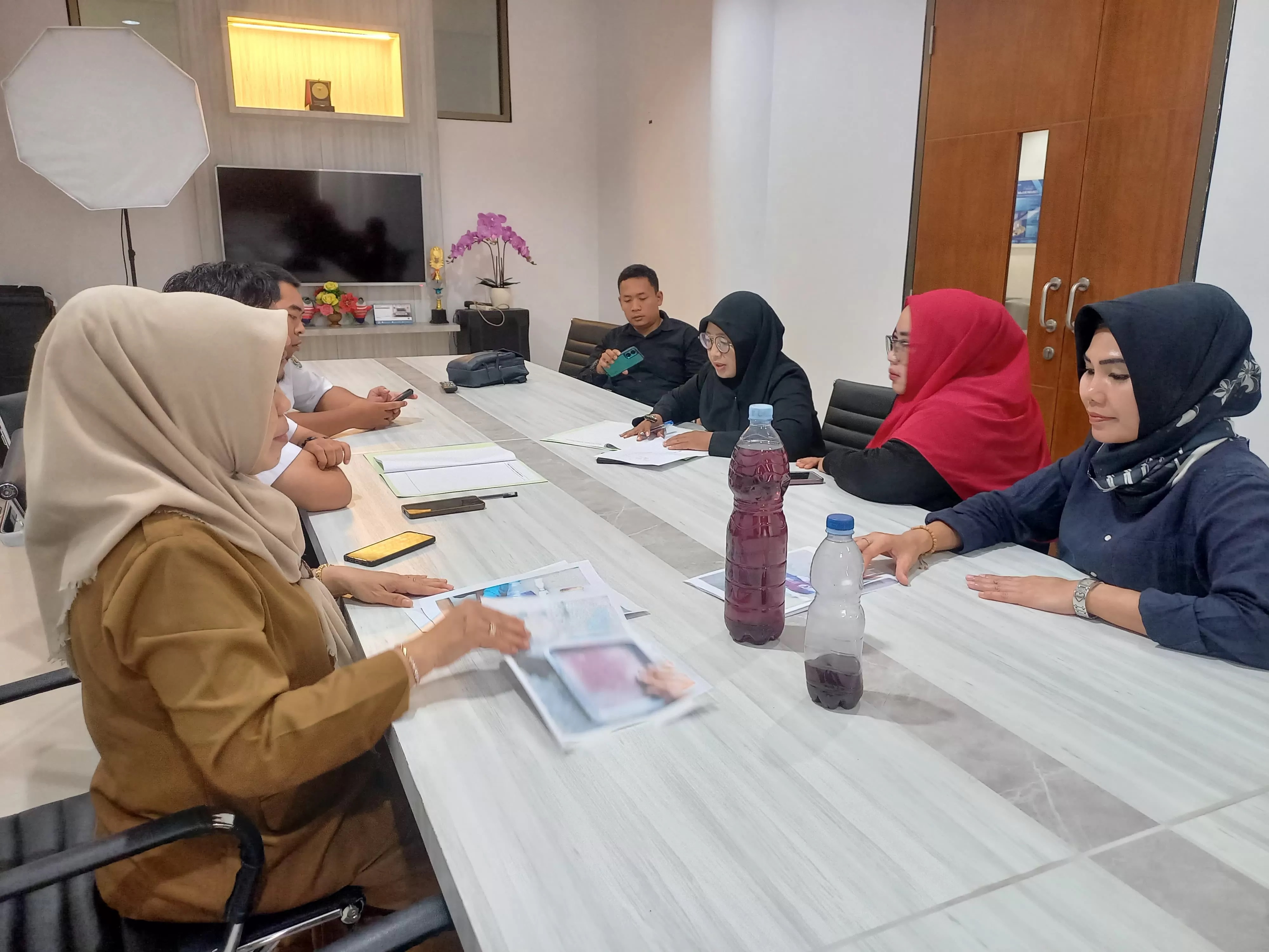 EKO PRALISTIO/KP  BBM: Merasa dirugikan, Dyah Lestari yang berprofesi sebagai pengecara ini melaporkan dugaan adanya kelainan BBM ke BPSK Samarinda.  &nbsp;