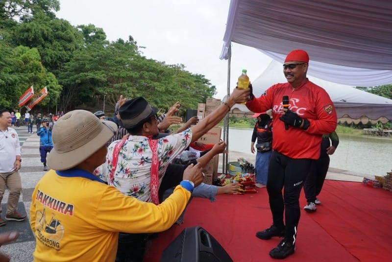 ISTIMEWA  KOMPAK: Bupati Kukar Edi Damansyah ikuti Gowes Fun Kukar Idaman 2025 pada Minggu (13/4) bersama komunitas Gowes Kukar.  &nbsp;