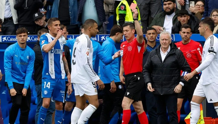 AFP/Ander Gillenea KARTU MERAH: Penyerang Real Madrid Kylian Mbappe mendapatkan kartu merah pada laga Liga Spanyol 2024-2025 kontra tuan rumah Deportivo Alaves di Stadion Mendizorrotza, Araba, Spanyo
