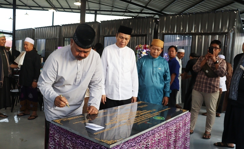 ISTIMEWA  DUKUNGAN: Bupati Kukar Edi Damansyah juga meresmikan Menara Masjid Al Hijrah, Food Court, dan Mart Unikarta dengan melakukan dan penandatanganan prasasti.  &nbsp;