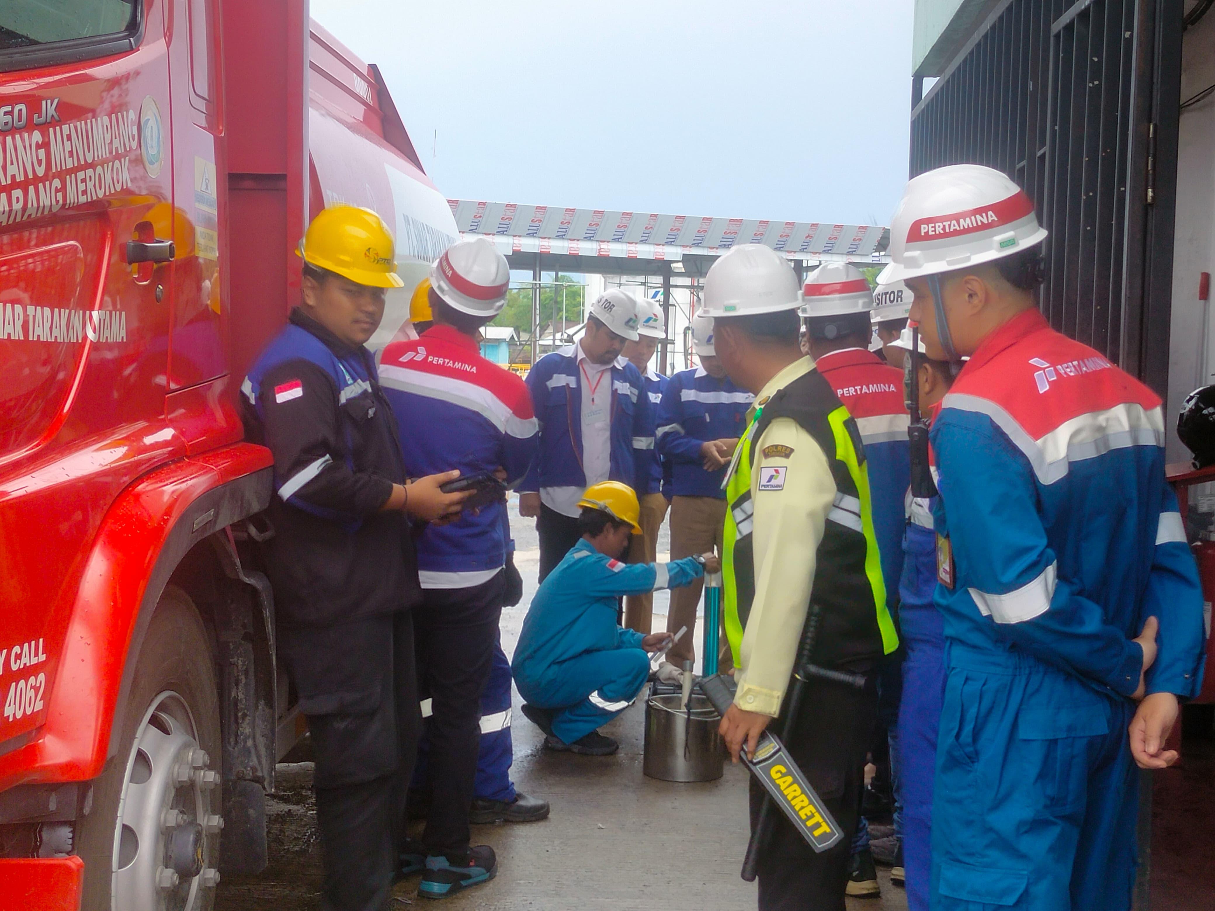 ELIAZAR/RADAR TARAKAN  DIPERIKSA: Pemeriksaan BBM dilakukan terhadap mobil pengangkut BBM di area TBBM Pertamina Tarakan.