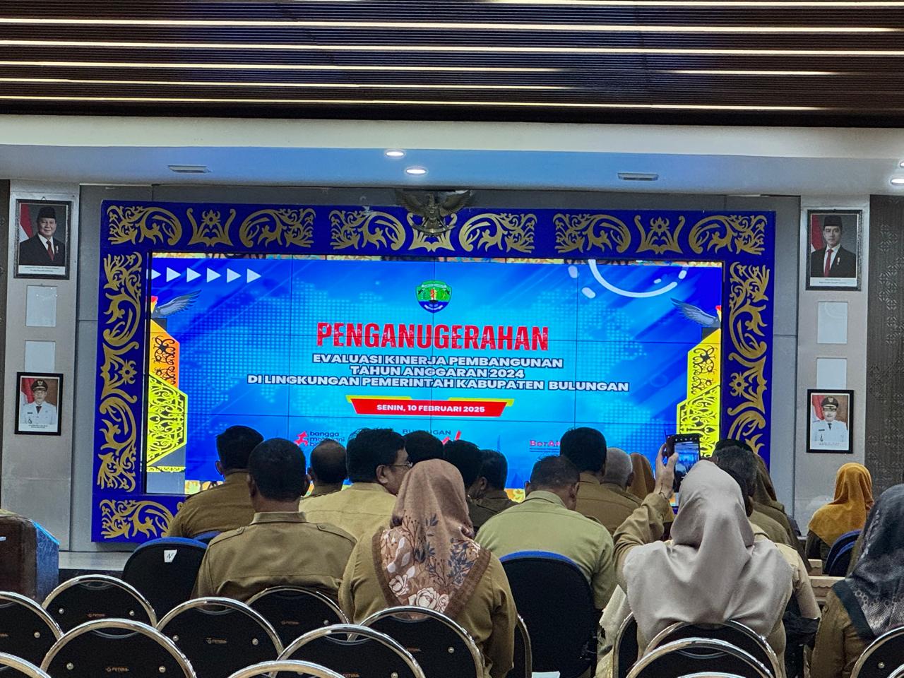 TIDAK DIRUMAHKAN : Kendati belum pengangkatan, PTT dan tenaga honorer yang telah lolos PPPK, tetap bekerja seperti biasa di lingkup Pemkab Bulungan. FOTO: Hendra/Radar Tarakan