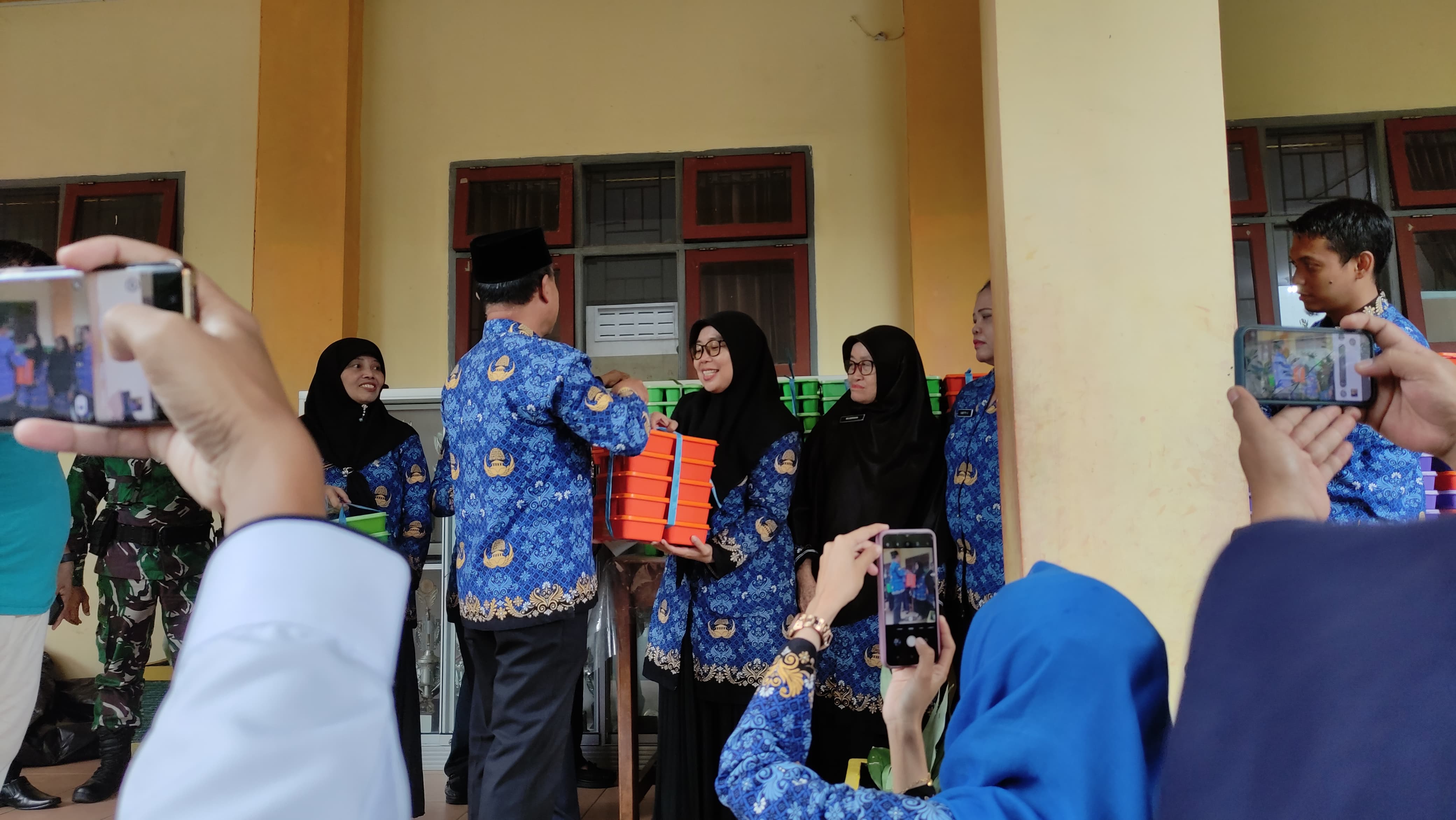 JALAN DITEMPAT: Program MBG di SMA Negeri 3 Tarakan. FOTO: WILDAN/RADAR TARAKAN