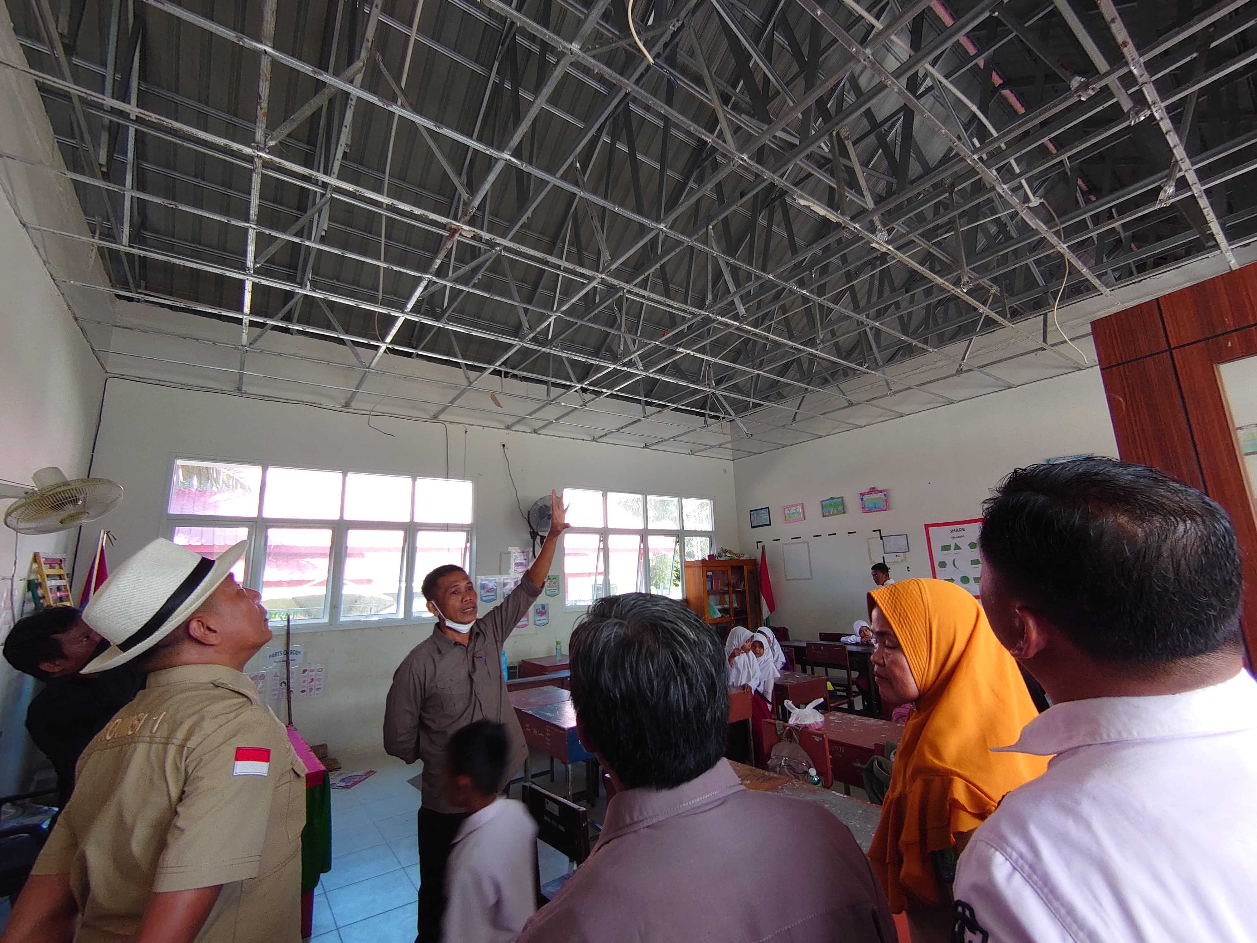 MONITORING: Plafon SDN 004 Sebatik Barat yang ambruk, butuh perawatan untuk dipasangkan plafon kembali, demi kenyamanan murid dalam belajar. FOTO; RIKO ADITYA/RADAR TARAKAN