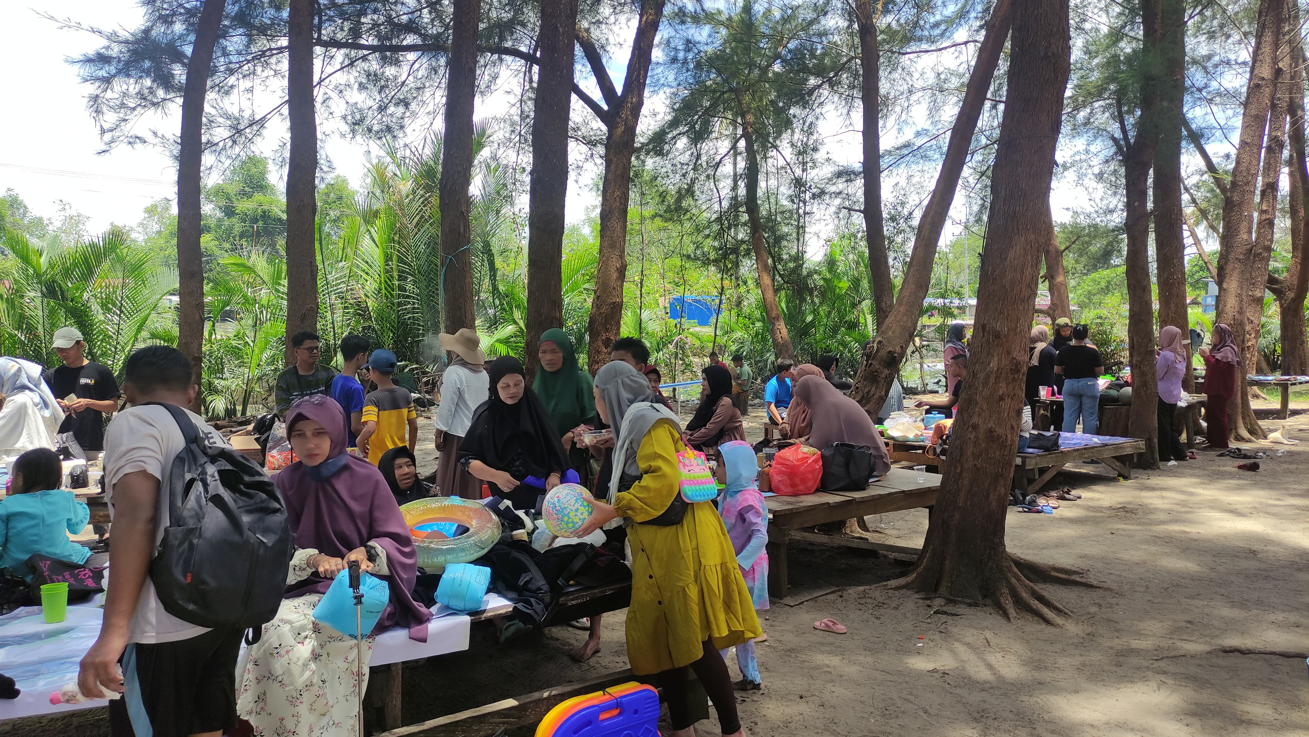 MENURUN : Wisatawan di Objek Wisata Ratu Intan Amal. FOTO: DOK