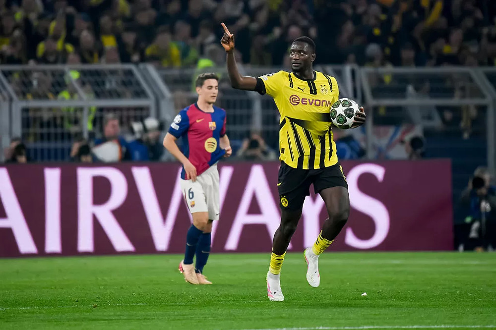 Penyerang Borussia Dortmund, Serhou Guirassy saat berhasil menjebol gawang Barcelona di Liga Champions. (X/@ChampionsLeague)