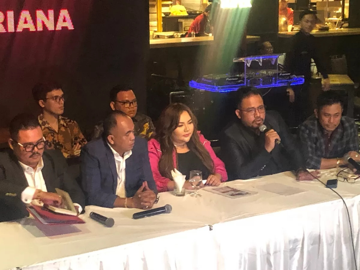 Lisa Mariana menyampaikan keterangan kepada awak media ihwal hubungannya dengan Ridwan Kamil. (Syahrul Yunizar/JawaPos.com)