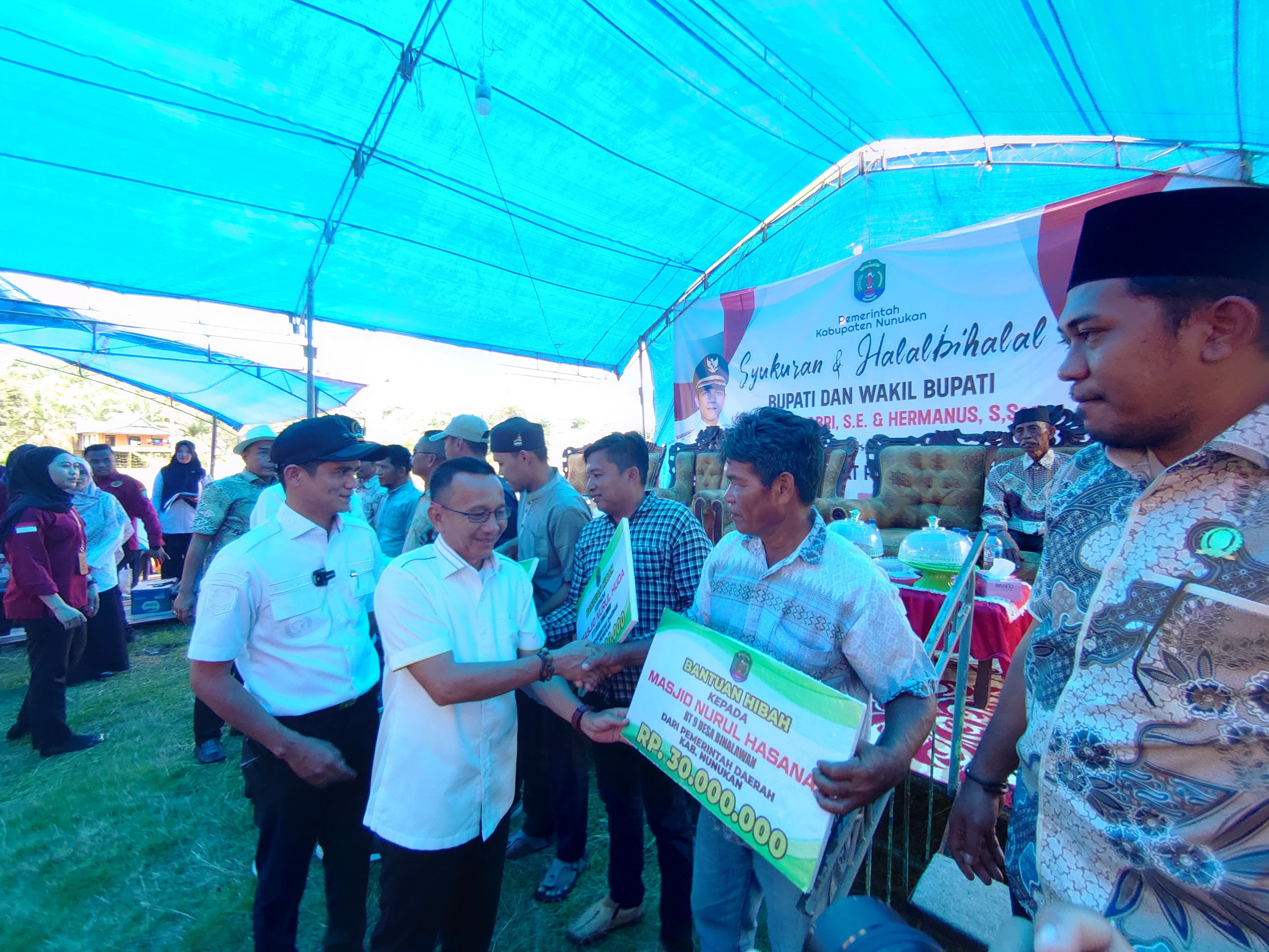 BERIKAN BANTUAN: Sejumlah petani di Sebatik mendapatkan bantuan Alsintan. FOTO: RIKO ADITYA/RADAR TARAKAN