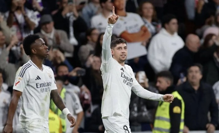 AFP/Oscar Del Pozo  CETAK GOL: Gelandang Real Madrid Federico Valverde (kanan) merayakan keberhasilannya mencetak gol ke gawang Athletic Club pada pertandingan Liga Spanyol kontra Athletic Club di Sta