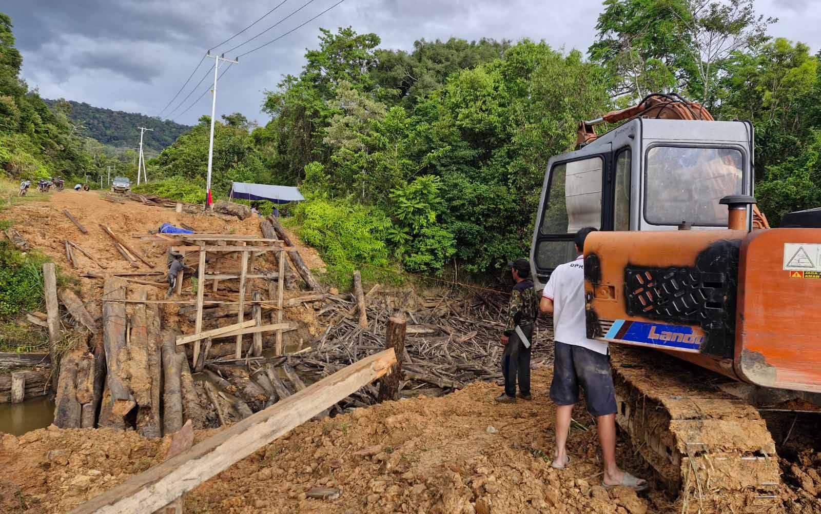 PERBAIKAN: Proses pengerjaan jembatan di Krayan Barat yang putus akibat banjir ditargetkan selesai selama sepekan.