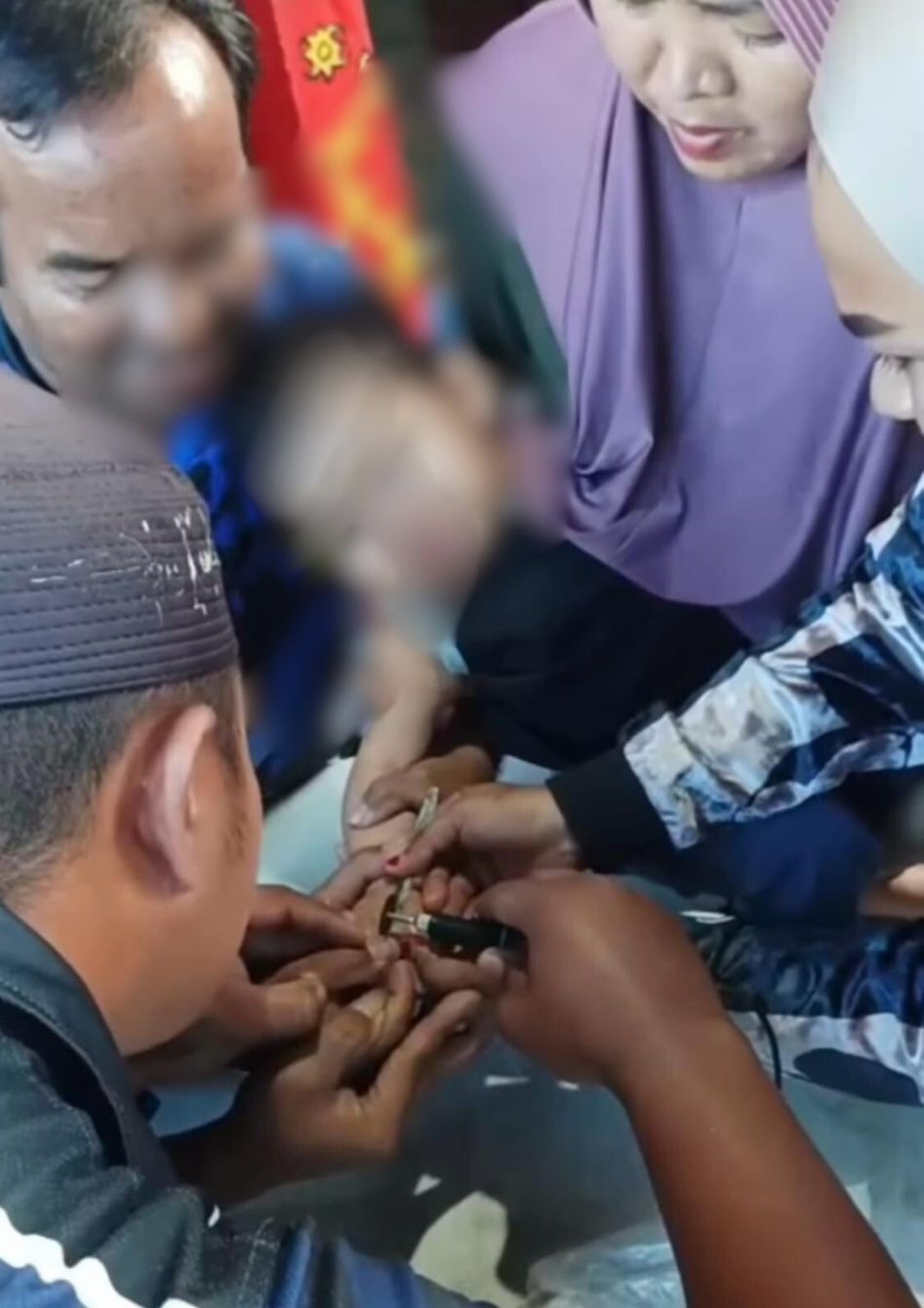 DOK DISDAMKAR NUNUKAN BERUSAHA MELEPAS CINCIN: Petugas Damkar Sektor Sebatik saat berusaha melepas cincin di jari seorang balita di Sebatik.