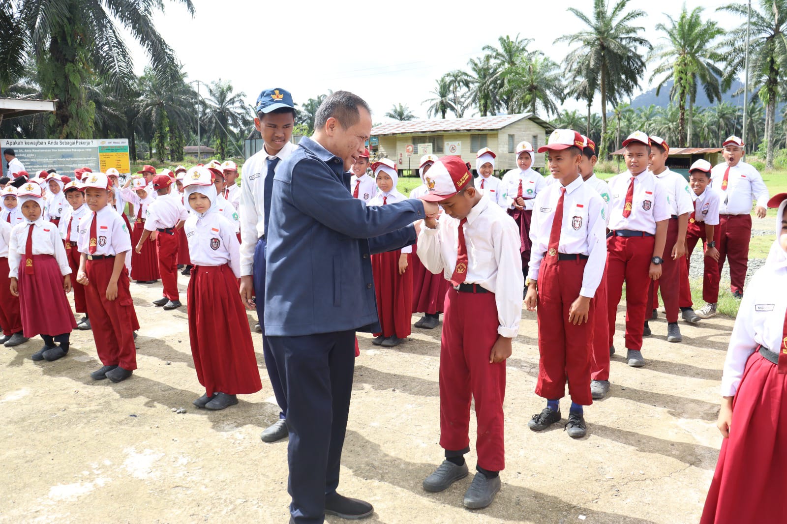 MENYAPA : Konsul RI Tawau, Aris Heru Utomo saat bertemu anak PMI yang mengenyam pendidikan di salah satu CLC di wilayah Tawau, Malaysia.