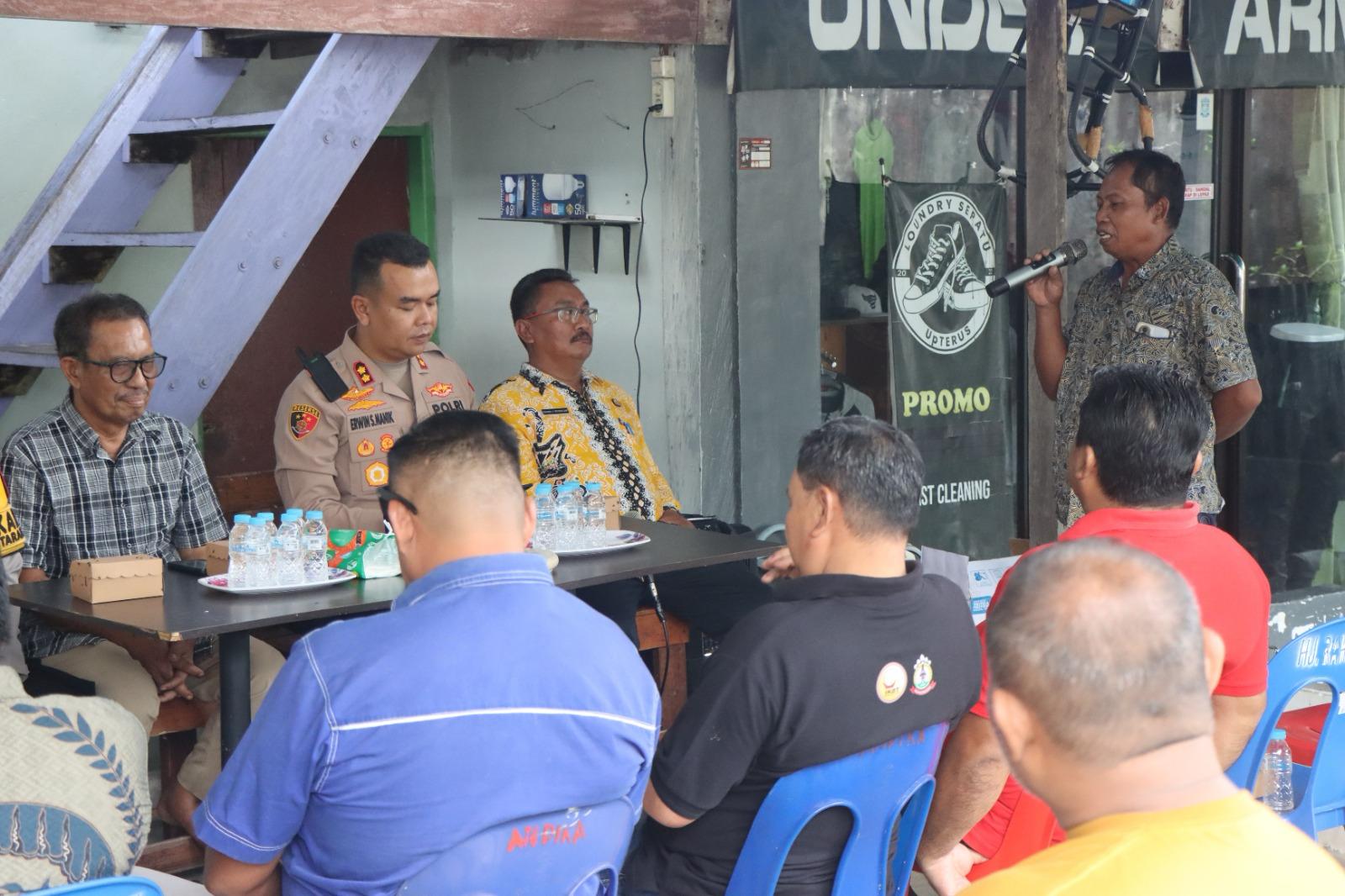 DIALOG: Kapolres Tarakan AKBP Erwin Syaputra Manik berdialog dengan masyarakat Kelurahan Karang Anyar Pantai, Kamis (24/4).