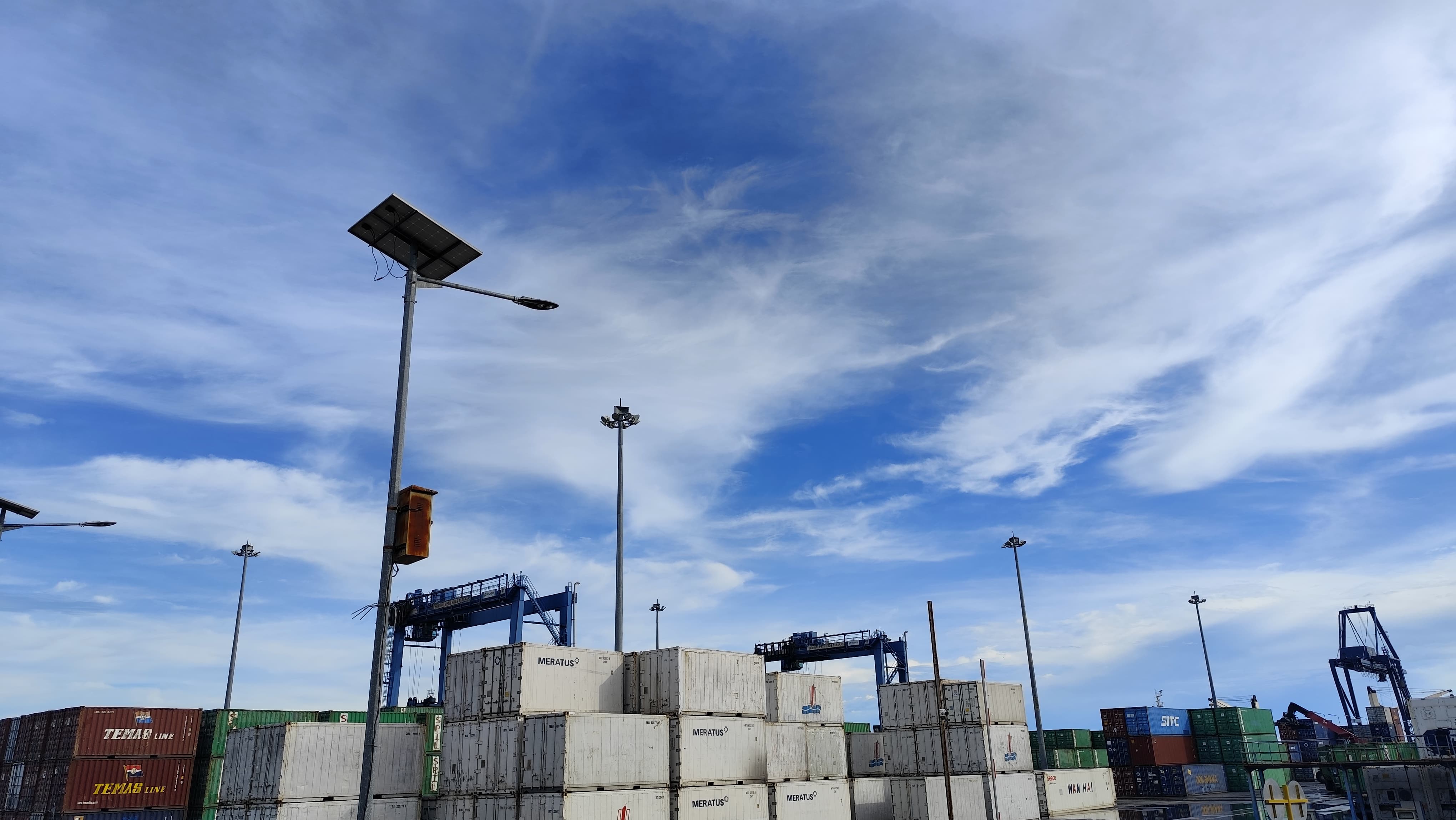NATANAEL/RADAR TARAKAN.  Ket Foto : Aktivitas Ekspor Impor di pelabuhan malundung Tarakan.
