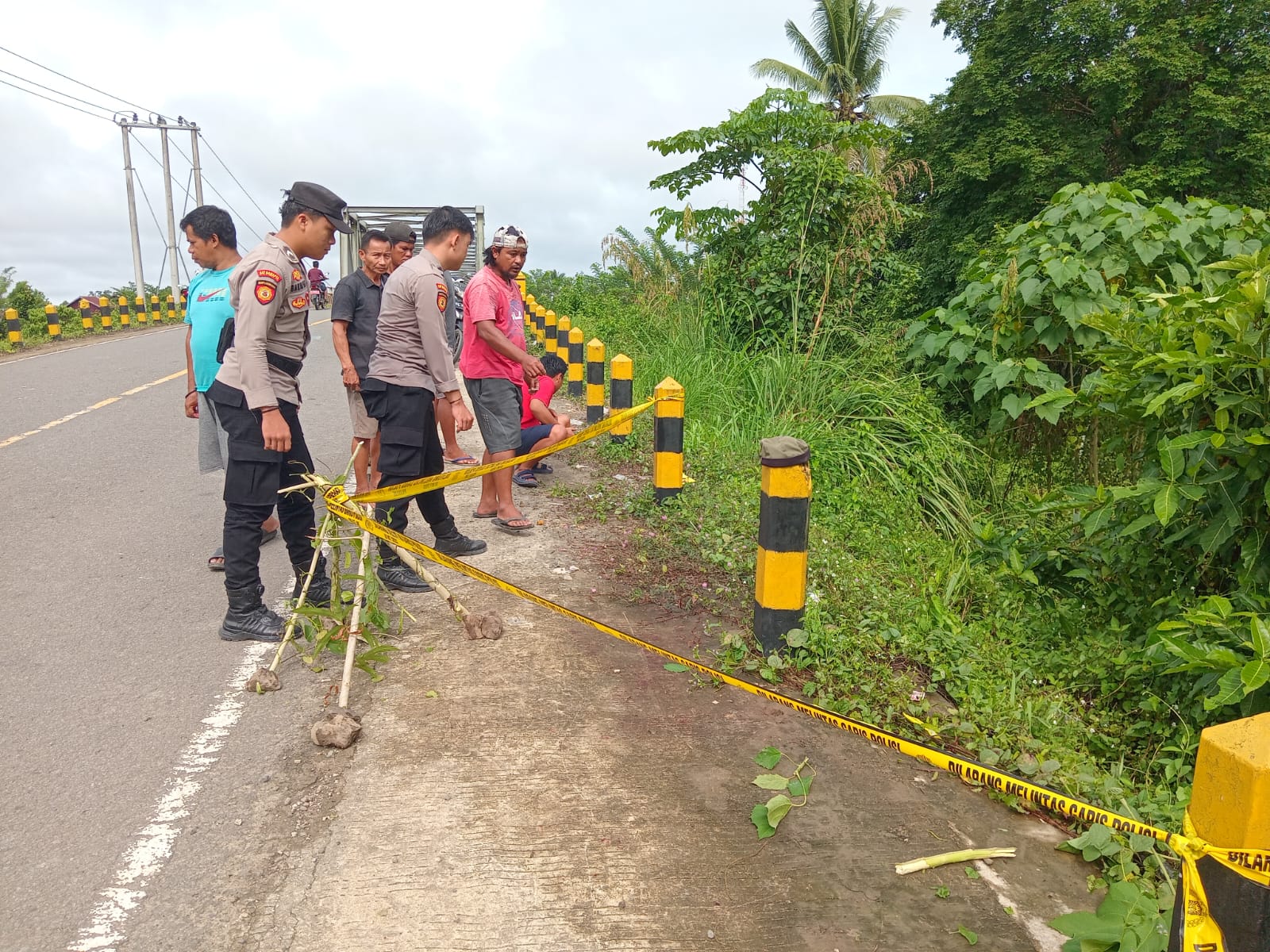 DIPASANG POLICE LINE: TKP penemuan seseorang warga bernama Ardiansyah (61) ditemukan sudah dalam keadaan berlumuran darah di pinggir jalan. FOTO: DOK POLSEK LUMBIS