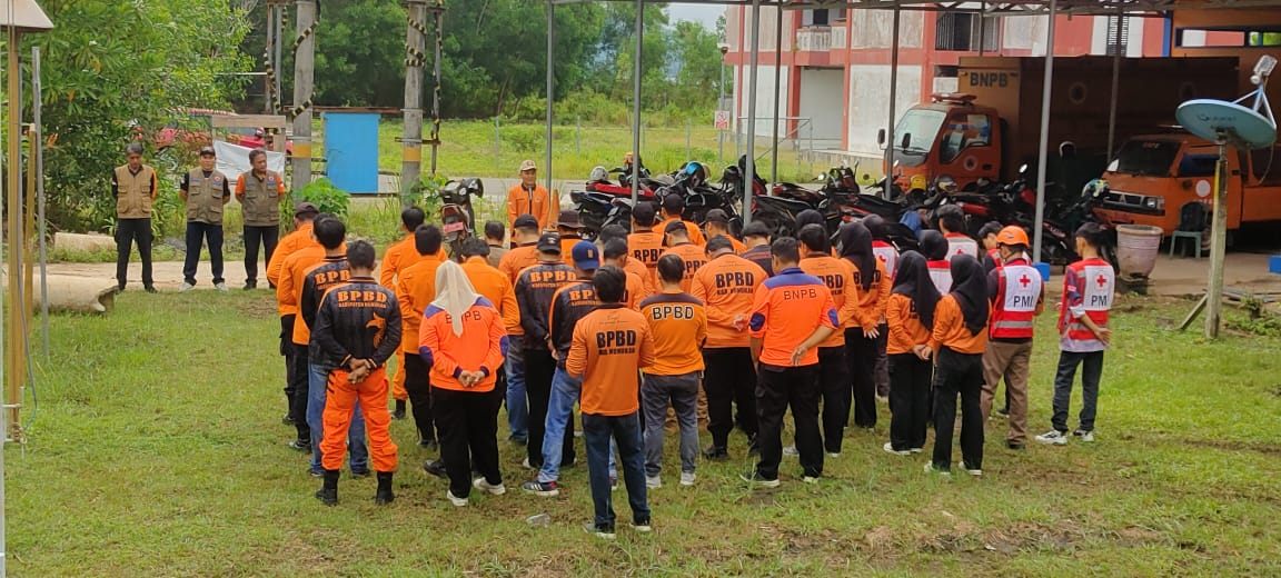 GELAR SIMULASI GEMPA BUMI: Bersama PMI Nunukan personel BPBD Nunukan menggelar simulasi gempa bumi demi menghadapi bencana yang bisa saja terjadi dikemudian hari.