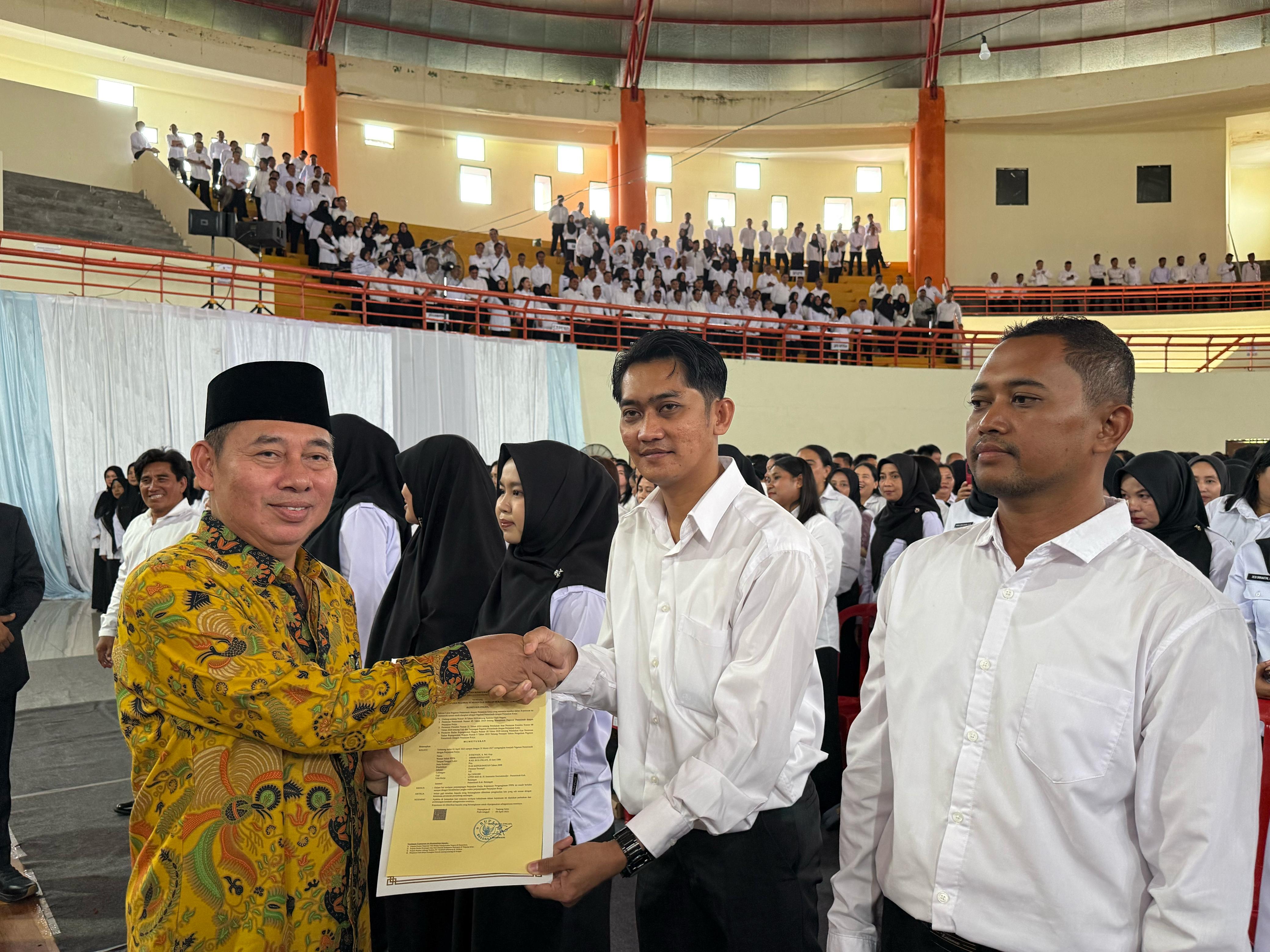 DILANTIK: Ketua DPRD Bulungan H. Riyanto S.Sos ikut menyerahkan surat keputusan (SK) pengangkatan PPPK Bulungan. FOTO: HENDRA/RADAR TARAKAN