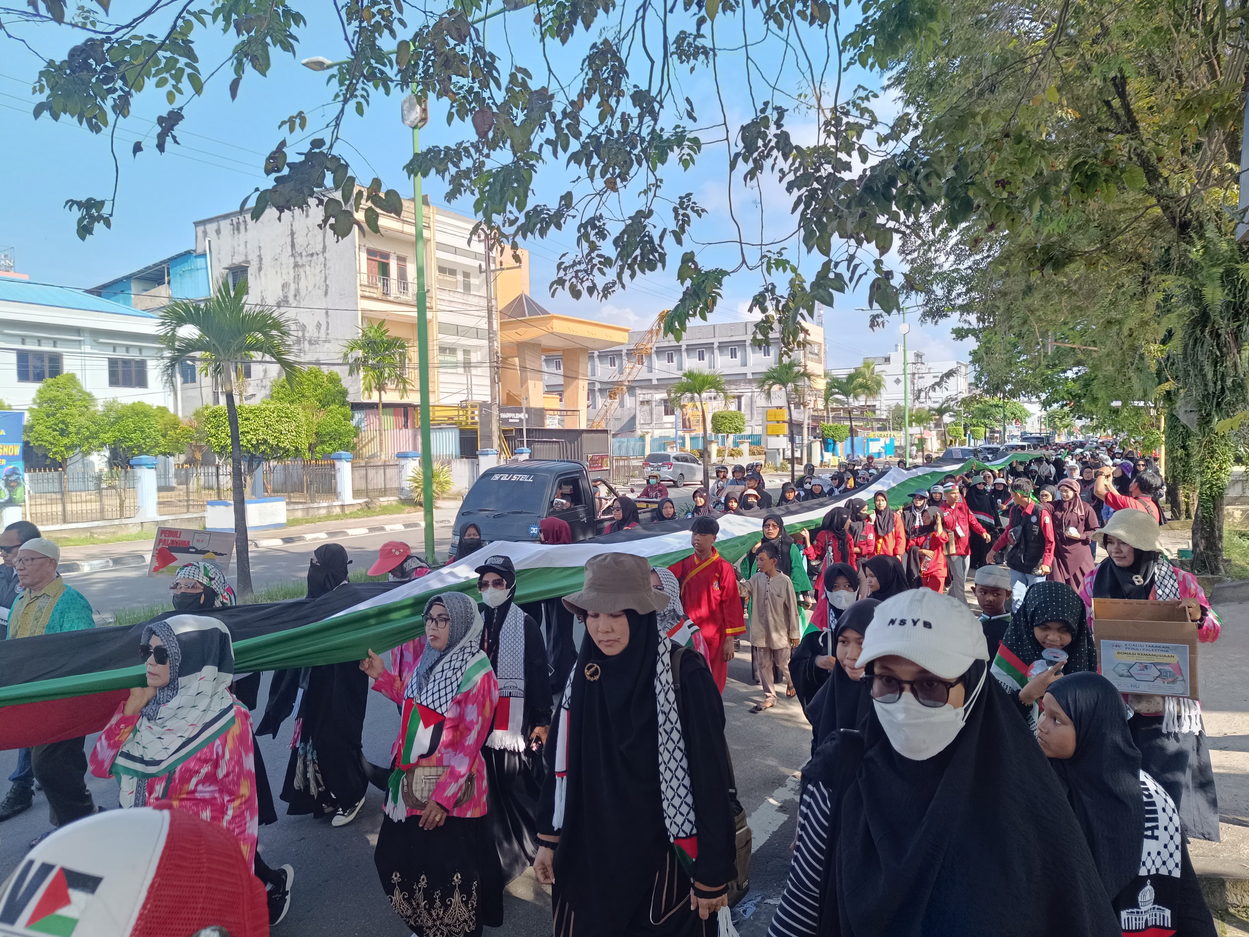 AKSI DAMAI : Gabungan Ormas Islam membentangkan bendera Palestina di Kota Tarakan. FOTO: AGUS DIAN ZAKARIA/RADAR TARAKAN
