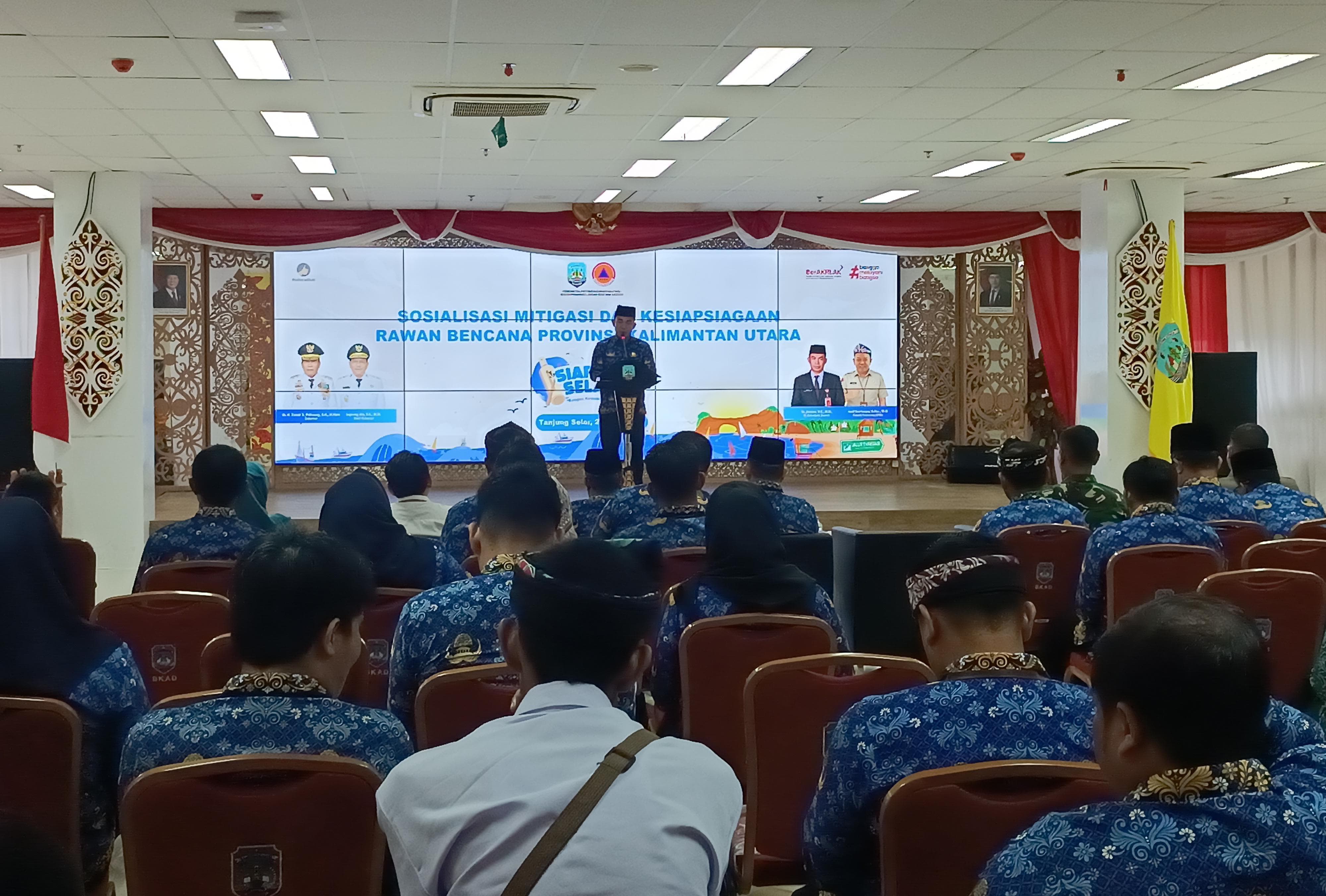 MENURUN: Pj. Sekprov Kaltara, Bustan membuka sosialisasi mitigasi dan kesiapsiagaan rawan bencana Kaltara pada Senin (28/4/2025). FOTO: IWAN K/RADAR TARAKAN