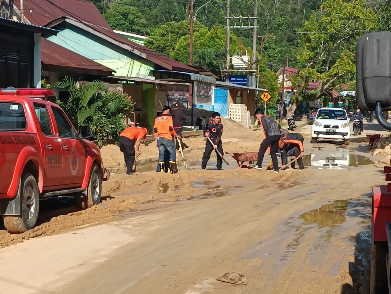 PEMBERSIHAN : Personel BPBD Nunukan melakukan pembersihan pasca banjir terjadi di Jalan Fatahillah Kelurahan Nunukan Tengah, Kecamatan Nunukan.