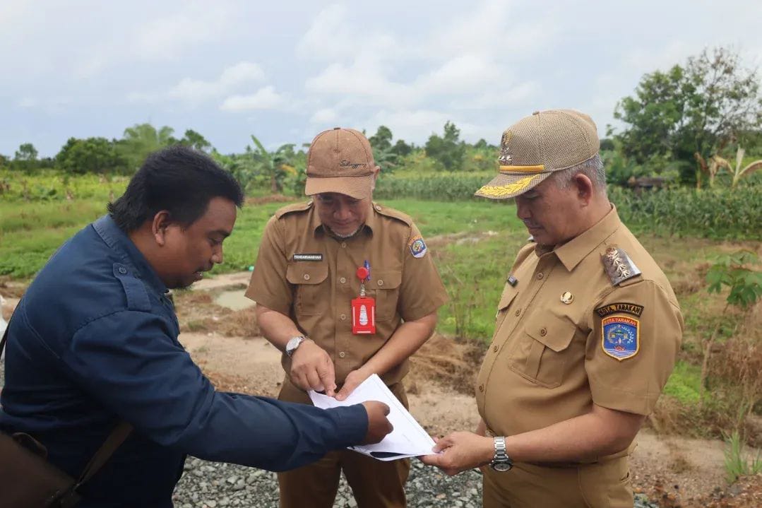 AGUS DIAN ZAKARIA/RADAR TARAKAN MENINJAU: Wali Kota Tarakan Khairul meninjau lokasi pusat Kantor Pemkot Tarakan yang baru