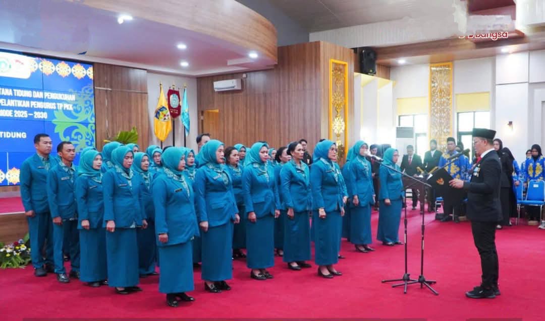 dikukuhkan: Bupati Tana Tidung Ibrahim Ali melantik pengurus TP PKK Tana Tidung, Senin (28/4).