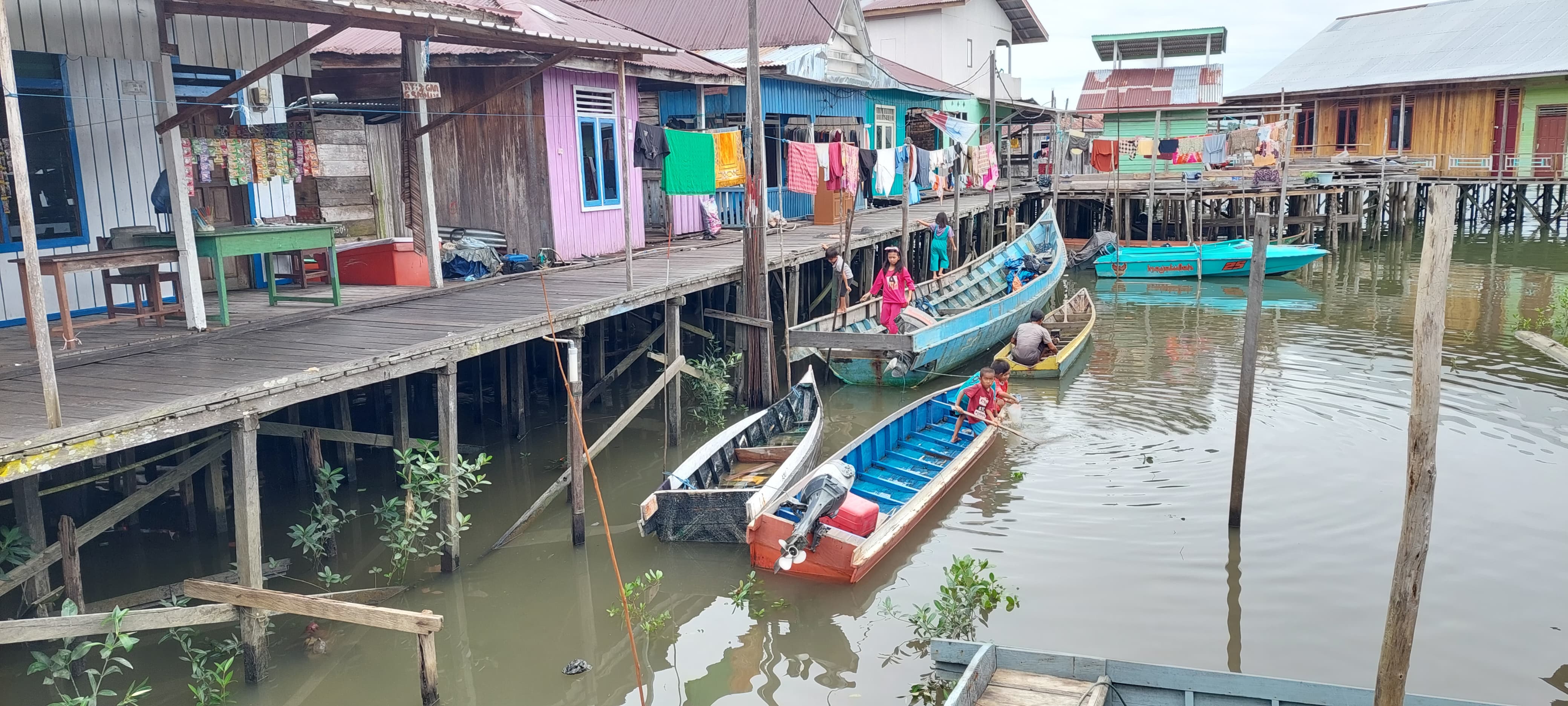DISANDARKAN: Perahu nelayan di Desa Liagu tengah terparkir.