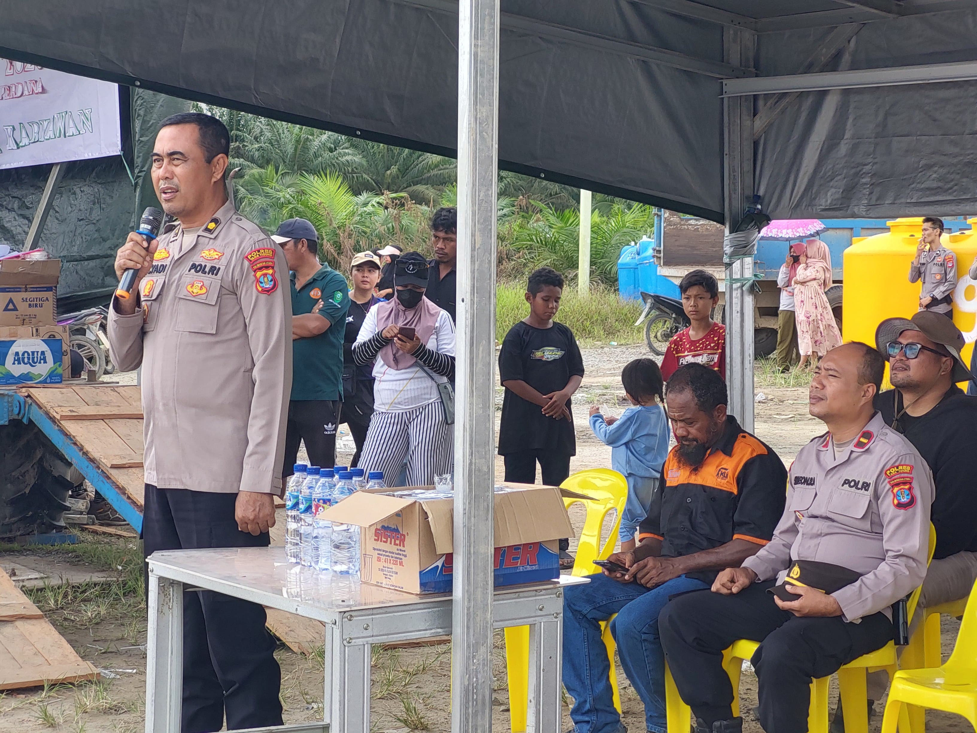 KEGIATAN SOSIAL: Wakapolres Tana Tidung Kompol Alyadi memberikan sambutan pada peringatan May Day yang digelar bersama Serikat Butuh PK FKUI PT. Prima Cipta Pertiwi.(FOTO:IST)