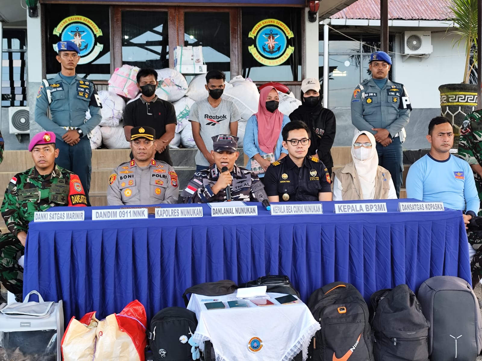 SINERGITAS: Komandan Lanal Nunukan, Letkol Laut (P) Primayantha Maulana Malik bersama Kapolres Nunukan AKBP Bonifasius Rumbewas dan instansi terkait saat melaksanakan press release di Mako Lanal
