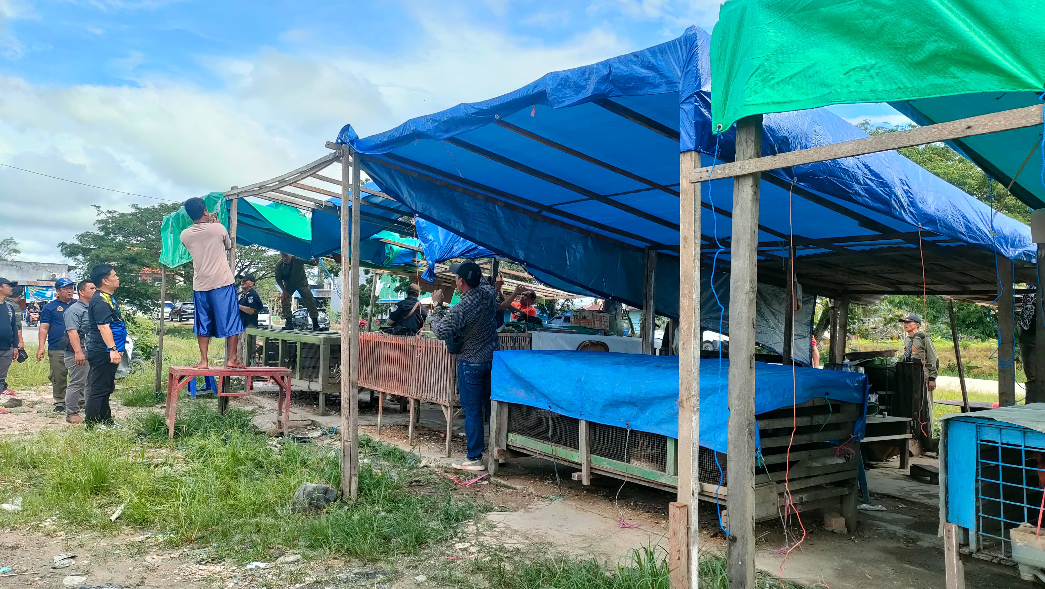 DITERTIBKAN: Bangunan kios pedagang ayam hidup ditertibkan.