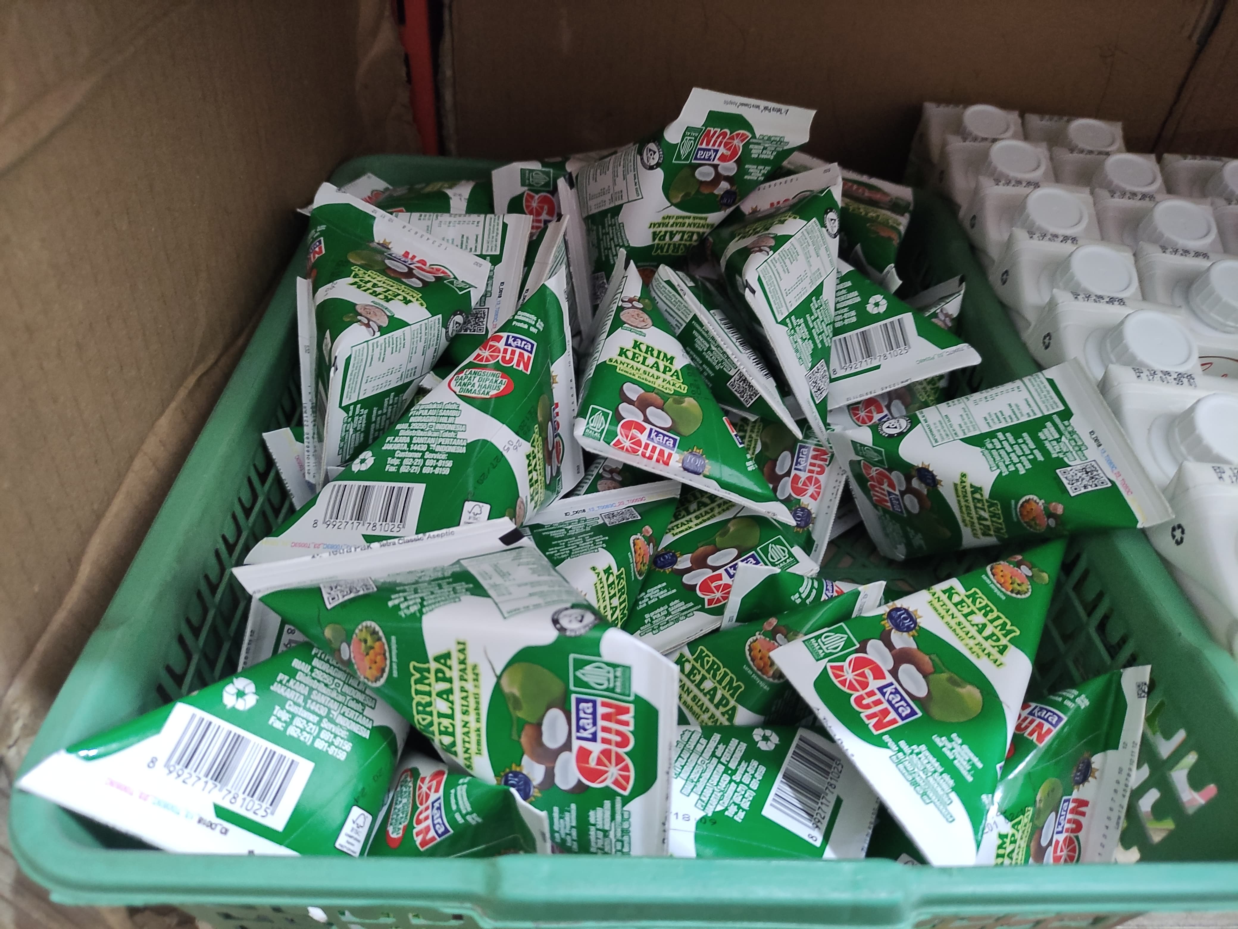 HARGA NAIK: Stok santan Kara mulai banyak di salah satu toko sembako Tarakan. WILDAN/RADAR TARAKAN