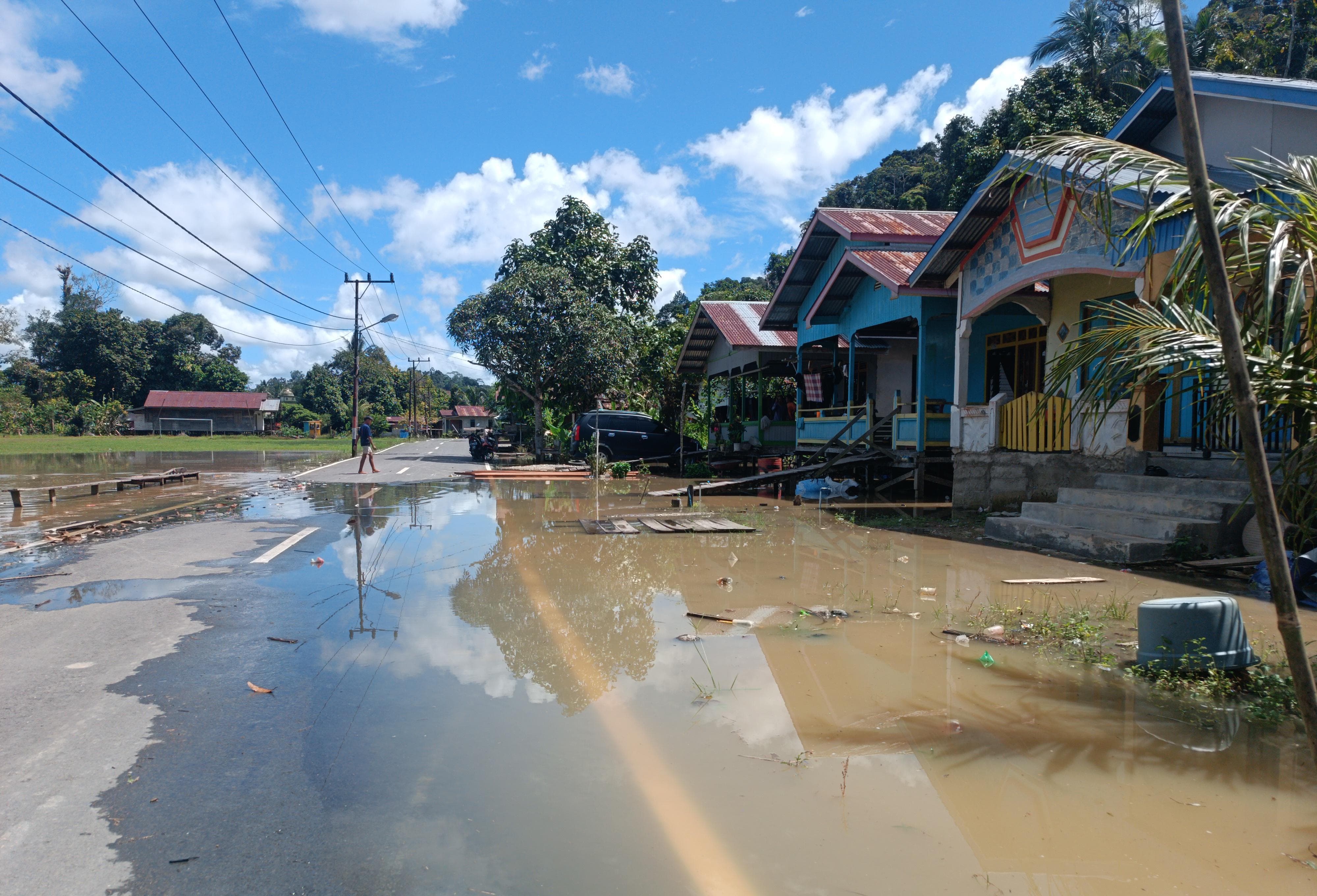 BANJIR: Kondisi luapan air yang mulai menggenangi badan jalan di Tanjung Palas, Bulungan. FOTO: IWAN K/RADAR TARAKAN