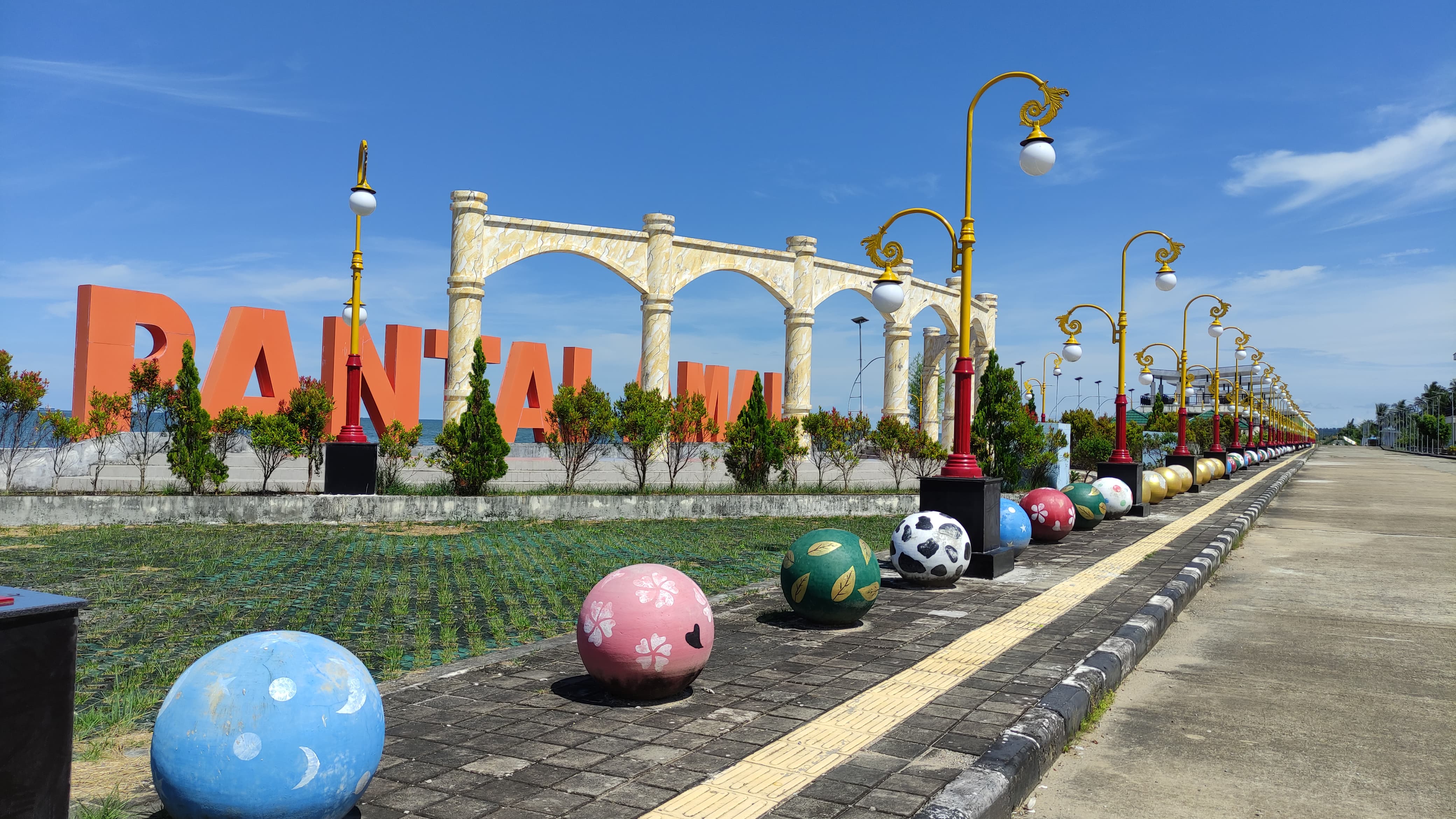 BELUM TUNTAS: Wisata Ratu Intan Pantai Amal di Kota Tarakan belum selesai pengerjaannya. FOTO: WILDAN/RADAR TARAKAN