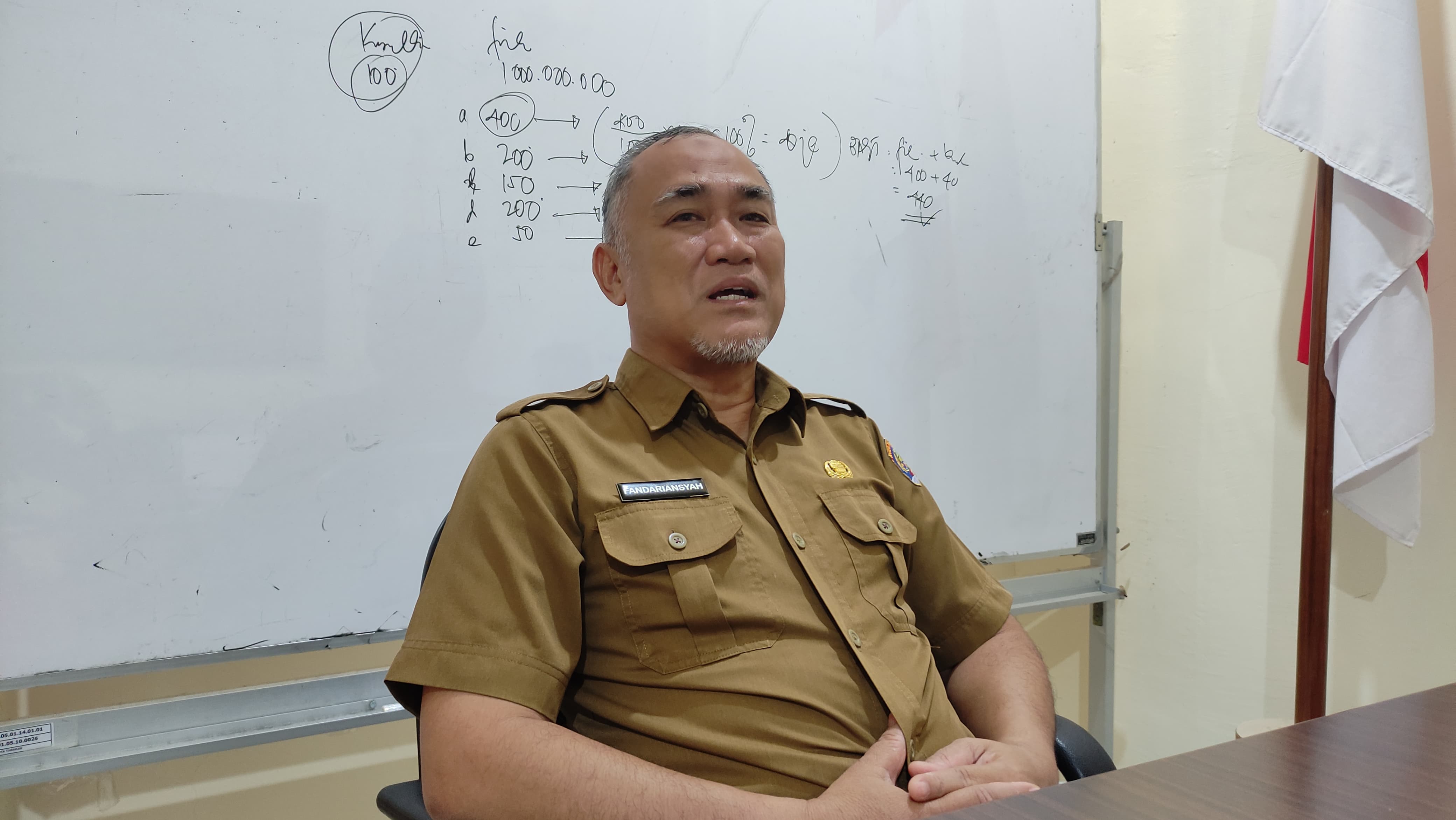 DISEGERAKAN : Kepala Dinas Pekerjaan Umum dan Penataan Ruang (DPUPR) Kota Tarakan, Fandariansyah saat ditanyai program kanalisasi penanggulangan banjir. FOTO: WILDAN/RADAR TARAKAN