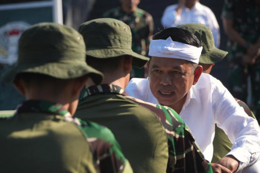 Gubernur Jawa Barat Dedi Mulyadi kembali mencuri perhatian publik lewat cara uniknya menyapa anak-anak